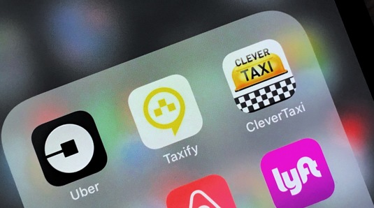 Războiul taxi-Uber-Taxify-Clever: Noile reguli pentru transportul în regim de taxi sunt valabile de astăzi!