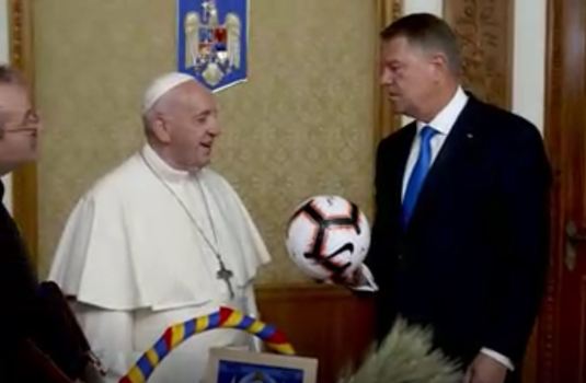 Preşedintele Klaus Iohannis i-a oferit cadou Papei Francisc o minge semnată de Gheorghe Hagi