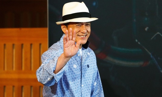 FOTO | Surpriză totală. Jackie Chan a apărut îmbrăcat ”româneşte”: ”Este îndrăgostit de ia românească”. 