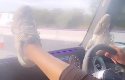 VIDEO REVOLTĂTOR | Soţia unui fotbalist a condus cu picioarele pe bord, pe autostradă. Fanii i-au sărit în cap