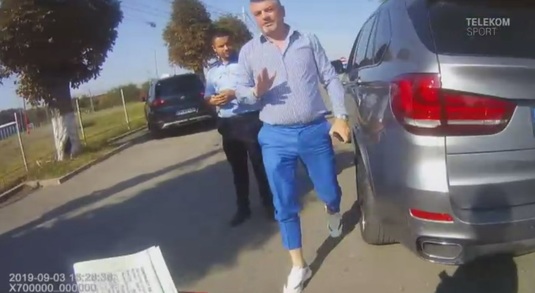 VIDEO | Bărbatul care a făcut scandal şi i-a înjurat pe poliţiştii care l-au oprit în trafic este preşedintele unui club din Liga a 2-a