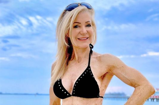 FOTO | Regina fitness-ului, considerată ”prea sexy” de Instagram, deşi are 63 de ani