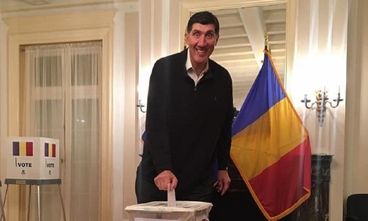 ALEGERI PREZIDENŢIALE 2019. FOTO | Ghiţă Mureşan i-a surprins pe angajaţii unei ambasade a României: ”Felicitări pentru spiritul civic!”