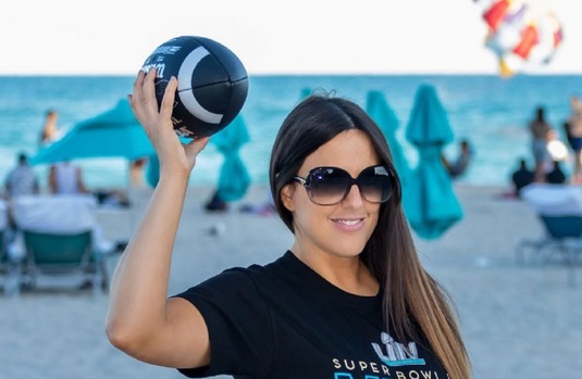 FOTO | Au început reclamele la Super Bowl. O vedetă Instagram, ipostaze provocatoare pe plajele din Miami