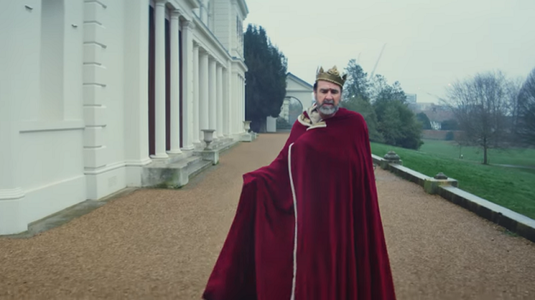 VIDEO Eric Cantona rămâne rege chiar şi pentru rivali! Liam Gallagher joacă rolul majordormului său în cel mai nou clip