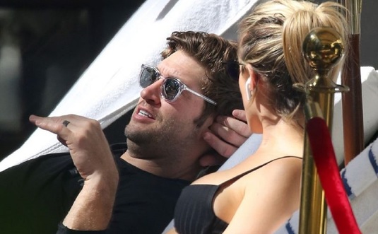 FOTO | Cum s-a relaxat la piscină culturistul Jay Cutler, alături de soţia lui