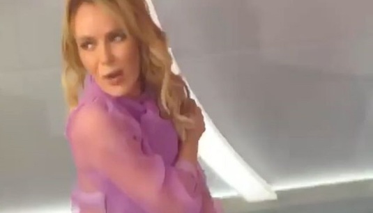 VIDEO | O prezentatoare TV în vârstă de 48 de ani a încercat să imite un dans Pussycat Dolls. Ce a ieşit :)