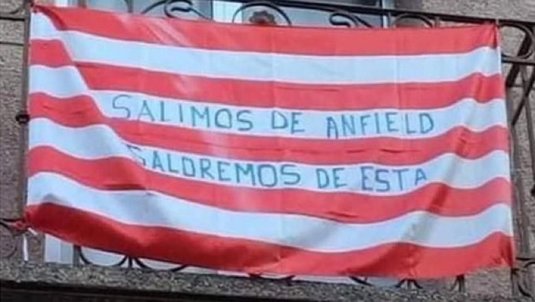 Bannerul afişat de un fan al celor de la Atletico Madrid în faţa casei. De ce e sigur că Spania depăşeşte pandemia 