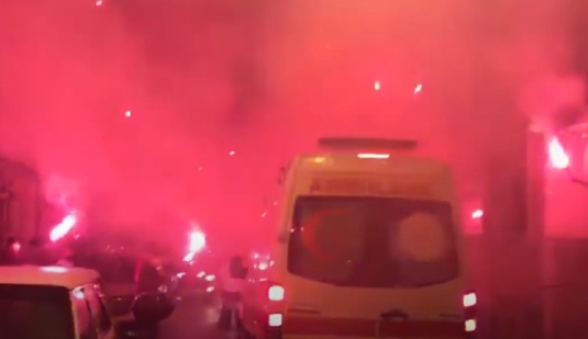 VIDEO | Imagini incredibile. Cum a fost întâmpinată o ambulanţă pe o stradă din Istanbul