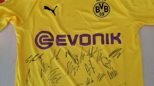 Am aflat numele câştigătorului tricoului Borussiei Dortmund cu autografele jucătorilor după pronosticul corect pentru derby-ul cu Schalke VIDEO