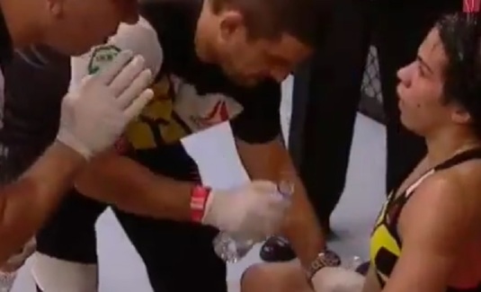 VIDEO | Moment controversat în timpul unui meci din UFC. Un membru din staff i-a turnat unei sportive apă în şort. Reacţia luptătoarei