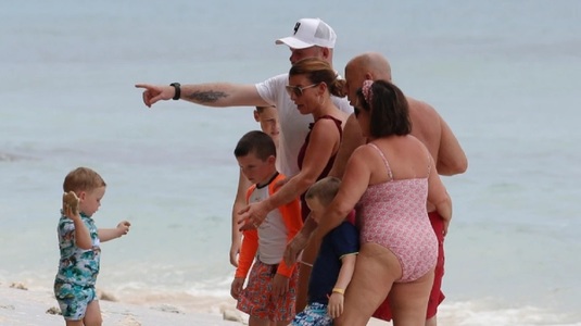 FOTO | Va fi din nou tată? Cum a fost surprinsă soţia lui Wayne Rooney pe plajele din Barbados