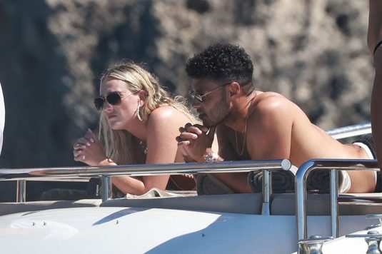 FOTO | Oxlade-Chamberlain se relaxează în Ibiza cu iubita lui, cântăreaţa Perrie Edwards