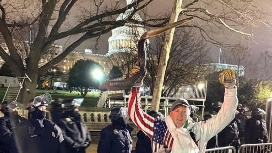 Un fost jucător din naţionala de baschet a SUA, surprins la protestele din faţa Congresului SUA