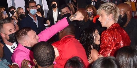 Violenţe între Conor McGregor şi un artist pe covorul roşu la gala MTV Video Music. Totul a început când luptătorul a vrut să facă o fotografie