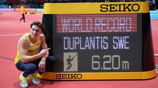 Armand Duplantis şi-a îmbunătăţit recordul mondial la săritura cu prăjina