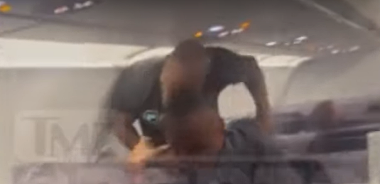 Mike Tyson, în avion la fel ca în ring. A lansat o ”ploaie” de pumni unui pasager care l-a scos din minţi | VIDEO