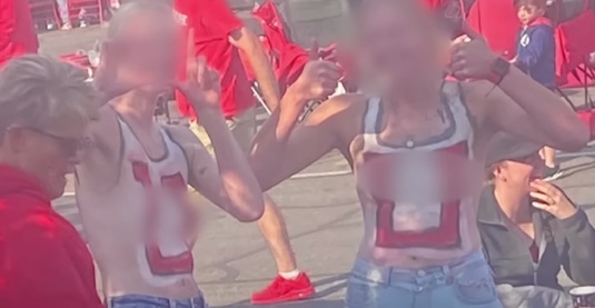 VIDEO | Două fane sunt anchetate de poliţie după ce au apărut topless la un meci din SUA