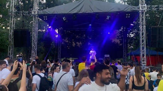 FOTO&VIDEO | Spectacol la Insula Euro din Parcul Titan, unde fanii au venit să vadă victoria României cu Ucraina. Puya a cântat pe scenă