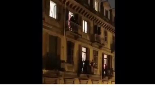 Italienii aflaţi în carantină nu încetează să uimească. Un întreg cartier a cântat de la balcoane melodia unui star din WWE | VIDEO