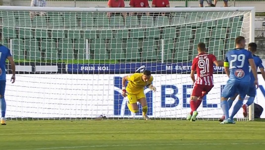 VIDEO | Gafă uriaşă a portarului în meciul Sepsi - Clinceni 2-0. A scăpat mingea, printre picioare, în poartă la şutul lui Mitrea