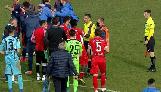 VIDEO Incidente la Buzău. Romario Pires a fost eliminat după fluierul de final, iar jucătorii au rămas minute bune pe teren  