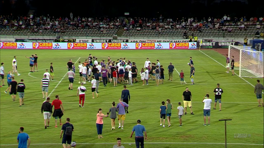 VIDEO | Moment inedit la pauza meciului FC Argeş - Rapid! Zeci de suporteri au intrat pe gazon. Ce au făcut în faţa porţii