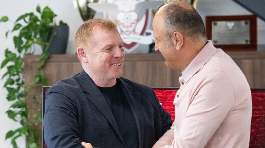 A fost şedinţă de urgenţă la Rapid. De ce nu l-a mai demis Şucu, momentan, pe Neil Lennon şi câţi bani ar trebui să-i dea antrenorului dacă-l dă afară