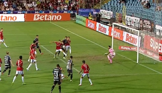 Primul verdict al specialistului, după ce Rapid a cerut penalty cu Oţelul: "Se întrunesc toate / Arbitrii vor spune asta"