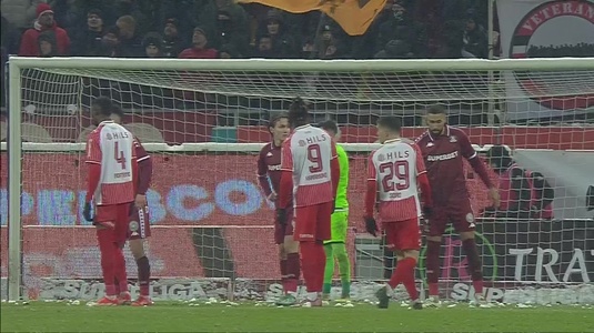 Reacţia lui Aioani după ce a fost lovit de un bulgăre aruncat din peluza dinamoviştilor: "Cred că a avut şi puţină gheaţă"