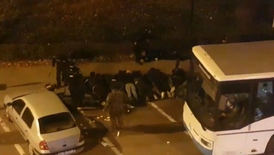 VIDEO EXCLUSIV | Incidente foarte grave în centrul Piteştiului provocate de fanii Petrolului. Peste 30 de persoane au fost reţinute