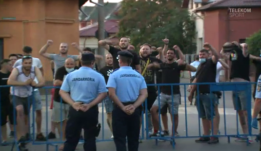 VIDEO | Scandal uriaş la Ploieşti după ce Petrolul a ratat promovarea. Suporterii i-au aşteptat pe fotbalişti: "Nu vă e ruşine, bă?"