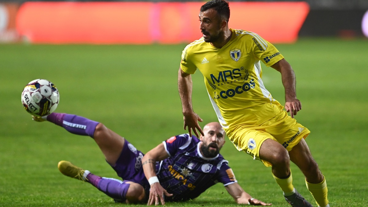 Scandal monstru la Petrolul! Latovlevici, OUT de la echipă după ce suporterii ar fi dat buzna la un antrenament şi ar fi încercat să îl dezbrace: ”Nu are ce căuta aici”