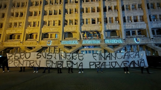 FOTO | Galeria Petrolului, banner de impact după probleme financiare de la club: ”Zero susţinere!”