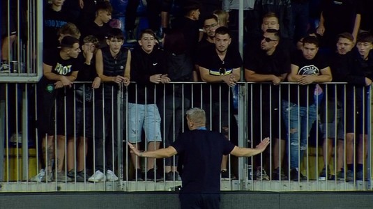 Liviu Ciobotariu, la raport! Gestul făcut de antrenor în faţa galeriei, după ce i s-a cerut demisia, în Petrolul - Dinamo 0-3 | VIDEO

