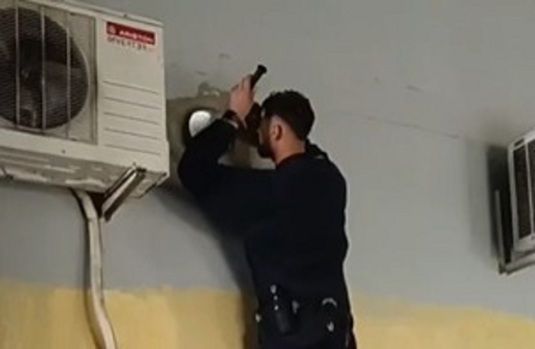 Descoperirea făcută de jandarmi în instalaţia sanitară a stadionului din Ploieşti înaintea meciului Petrolul - Rapid | VIDEO
