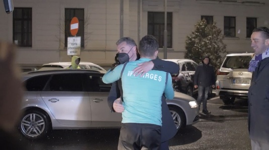 VIDEO | Acum o lună îi cerea demisia, acum îl ia în braţe şi îl felicită! Reacţia primarului din Piteşti după ce Prepeliţă a condus-o pe FC Argeş în play-off