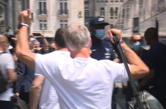 VIDEO | Naţionala Franţei a ajuns în Bucureşti. Ce a strigat un român către Deschamps. Francezul a reacţionat imediat