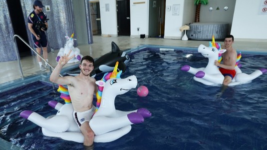 FOTO | Southgate şi-a scos jucătorii la relaxare. Vedetele din naţionala Angliei s-au distrat cu unicornii în piscină