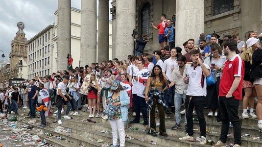 Englezii au înnebunit după ce au pierdut finala de la EURO 2020! Fanii au confundat steagul Italiei cu cel al Bulgariei şi au atacat Ambasada vecinilor noştri