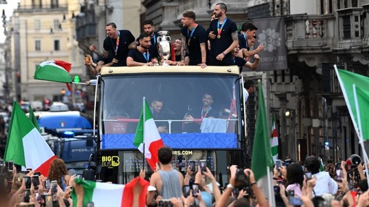 VIDEO | Jucătorii Italiei au defilat pe străzile din Roma cu un autocar descoperit. Matteo Berrettini, invitat special