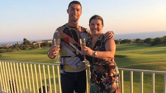 Cristiano Ronaldo nu o mai lasă pe mama lui să se uite la meciurile sale! ”Îmi pun prietenii să stea cu ea şi se apucă să se plimbe prin casă!” 
