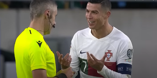 VIDEO | Cristiano Ronaldo a vrut să-l păcălească pe Radu Petrescu şi a simulat, dar arbitrul român i-a acordat cartonaşul galben. Reacţia imediată a presei din Portugalia