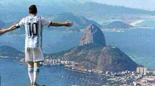 Fotografia pe care brazilienii nu ar fi dorit să o vadă! Messi, pus pe piedestalul cunoscutei statui din Rio de Janeiro
