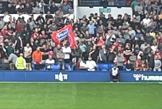 Un steag al Stelei a fost afişat în derby-ul Everton - Liverpool. Motivul, o ”înţepătură” a fanilor ”cormorani” la adresa marilor rivali