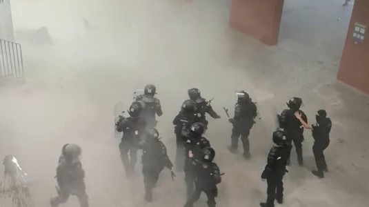 Violenţele au continuat pe Arena Naţională! Jandarmii, prinşi în mijlocul "războiului" cu ultraşii la Dinamo - Steaua | VIDEO