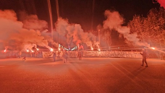 FOTO | Emoţionant! Peluza Sud Steaua, prezentă pentru a-şi lua rămas bun de la Helmut Duckadam. Mesajele afişate de ultraşi