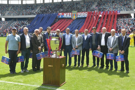În onoarea Stelei! Faţada Palatului Parlamentului, iluminată în roş-albastru la 40 de ani de la câştigarea Cupei Campionilor Europeni