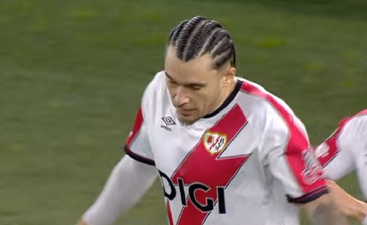 ”Îi ia mai mult să-şi facă părul decât se antrenează”. Glume pe seama noului look al lui Raţiu, care a ratat uluitor şi a comis un penalty