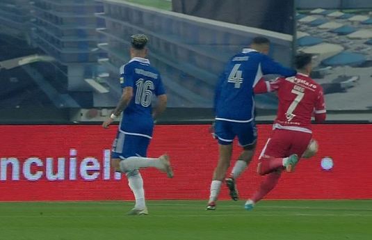 VIDEO | Dinamo a cerut penalty la un duel Lacroix-Gregorio. ”Cum să faci aşa ceva? E fault de penalty”